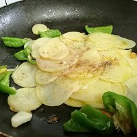 #夏日消暑，非它莫属#青椒土豆片的做法图解7