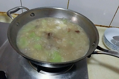 罐头汤炖青笋土豆汤