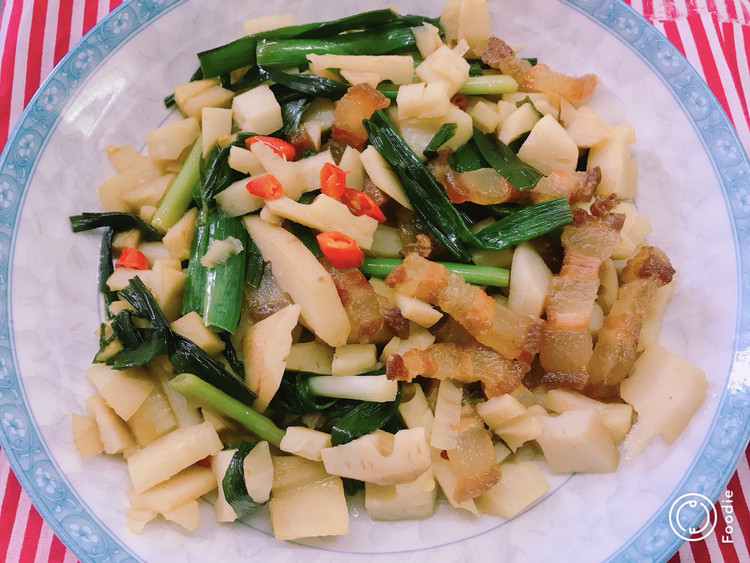 腊肉炒莲藕丁的做法