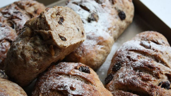 葡萄干核桃全麦面包