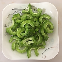 苦瓜炒鸡蛋的做法图解1
