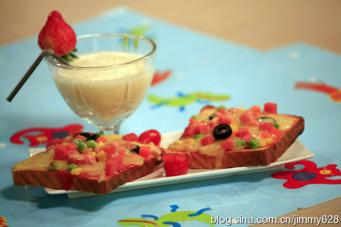 面包披萨配草莓酸奶的做法