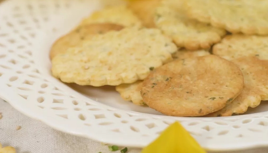 It's delicious and fat free soda biscuit. It's crunchy and tastes like chives