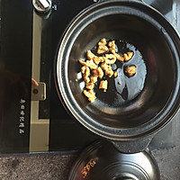 家常油渣炒蒜薹#厨此之外，锦享美食#的做法图解2