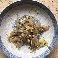 宝宝辅食：河虾小白菜泥（适用于八个月以上的宝宝）的做法图解1
