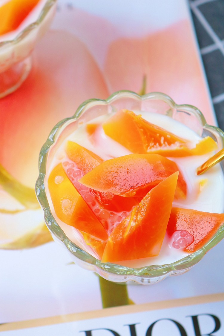 夏日甜品之一西米木瓜炖牛奶的做法