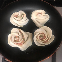 #我们约饭吧#玫瑰花抱蛋煎饺的做法图解12