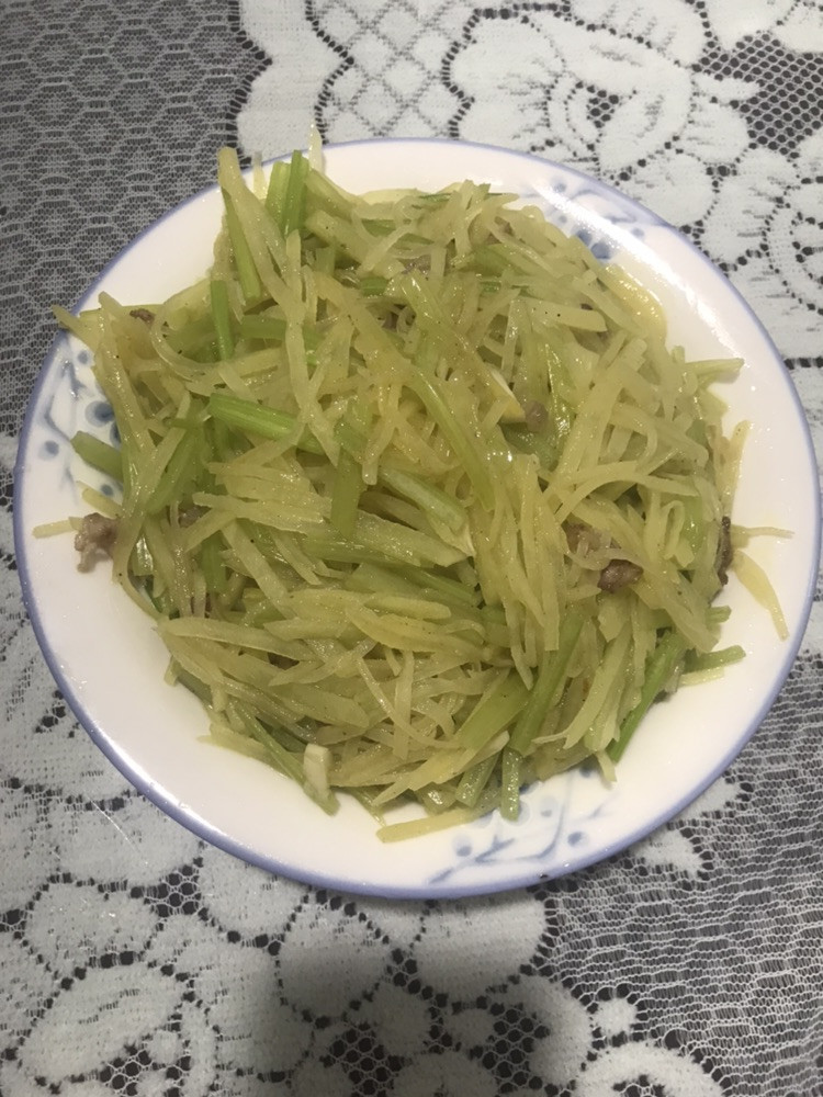 芹菜土豆丝的做法