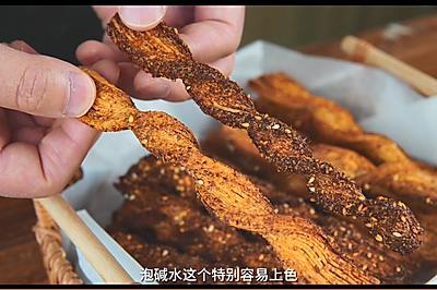 上海网红店5块钱一根的辣条面包，到底有多好吃？