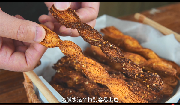 上海网红店5块钱一根的辣条面包，到底有多好吃？