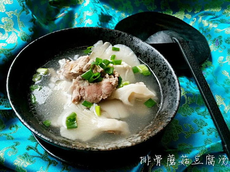 排骨蘑菇豆腐汤的做法