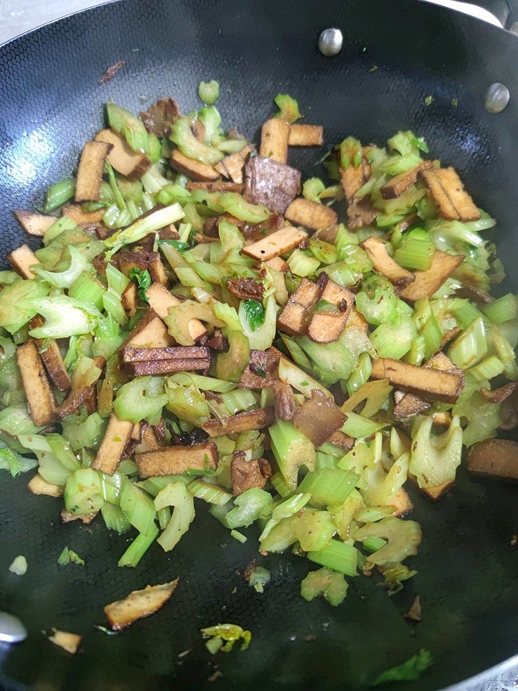 芹菜炒豆腐干 日常下饭菜的做法