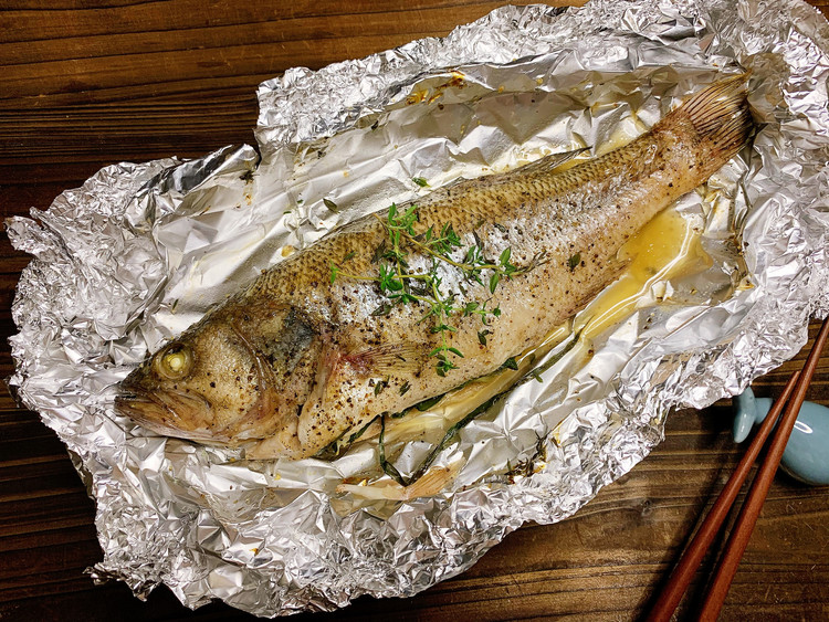锡纸烤鲈鱼，不用起油锅的美味的做法