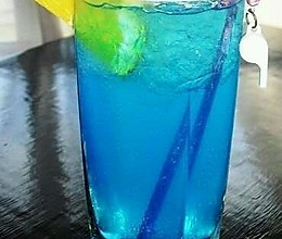 蓝湖（鸡尾酒）（夏日饮品）的做法