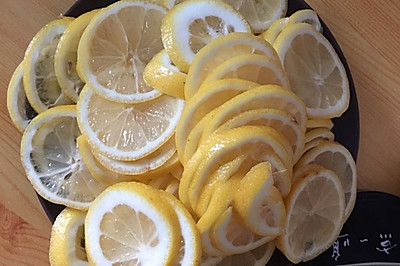 减大肚子柠檬蜂蜜水