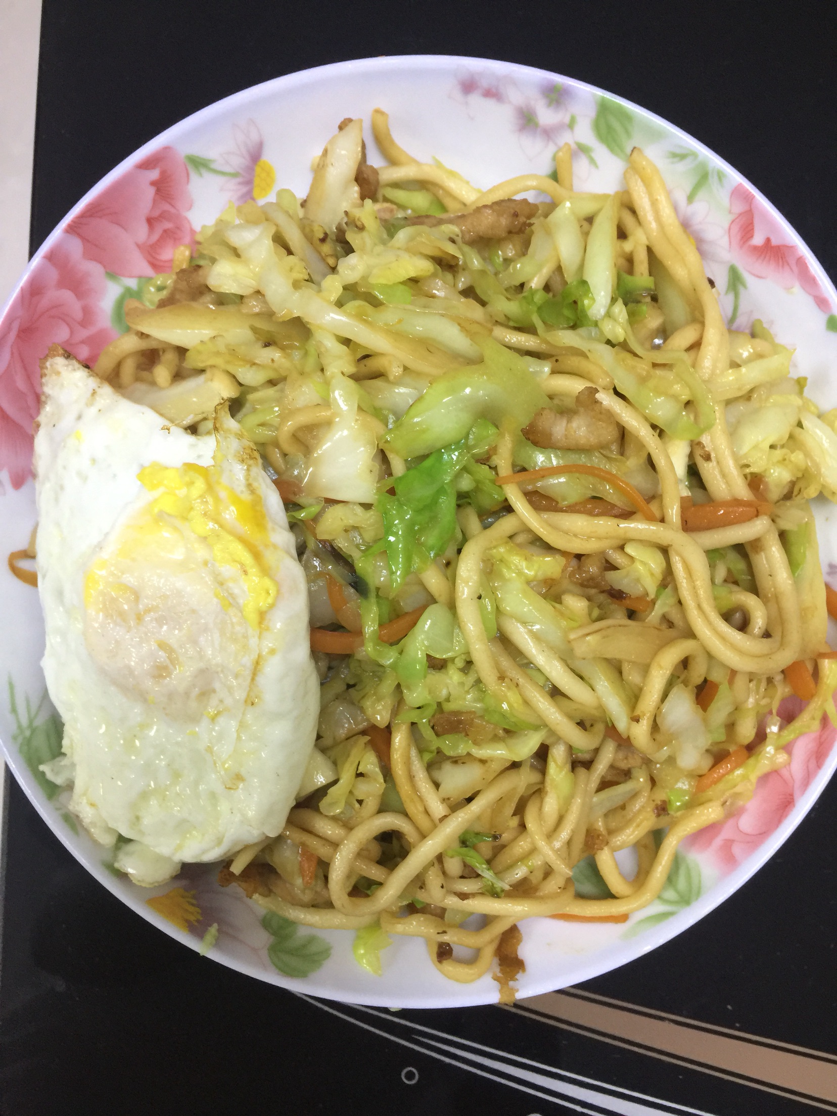 Fried noodles with cabbage and shredded pork