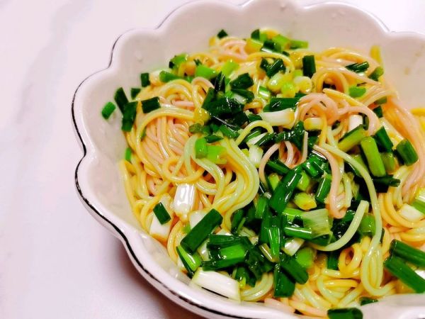 超简单的葱花拌面