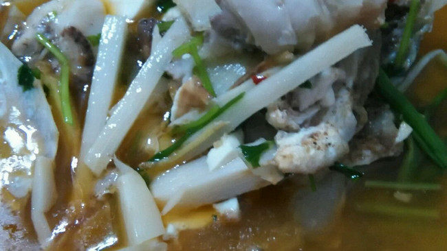 酸笋豆腐鱼头汤的做法