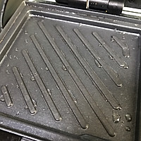 面包丁鸡蛋饼的做法图解1