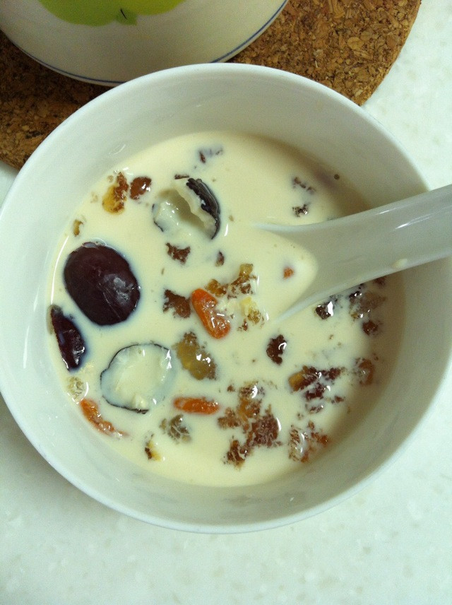 海椰皇牛奶炖桃胶的做法