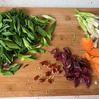 咸肉炒大蒜㊙️巨下饭的菜的做法图解1