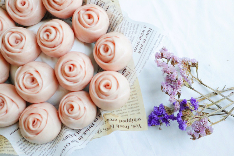 满满少女心的淡粉色馒头：紫薯玫瑰馒头的做法