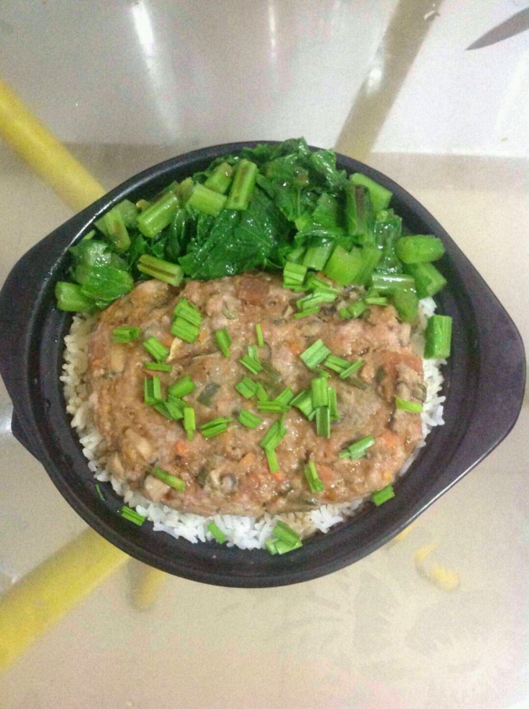 咸鱼肉饼煲仔饭的做法图解1