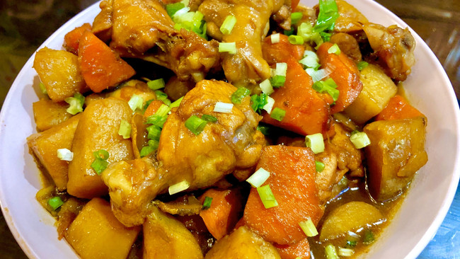 让你多吃两碗饭的：胡萝卜土豆烧翅根的做法
