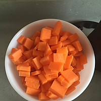 胡萝卜粒炒玉米粒的做法图解2