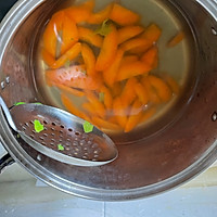 脆爽的西芹胡萝卜花生米杂拌儿的做法图解3