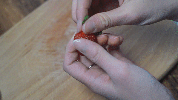 冬天里的第一颗草莓，自制香甜酥脆的冰糖葫芦，吃货们不容错过！的做法图解1