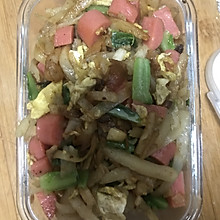 鸡蛋肠炒饼