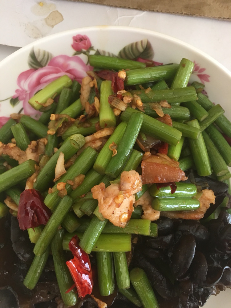 肉炒蒜薹木耳的做法