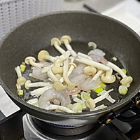 海鲜菇炒虾仁的做法图解2