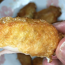 最简单的炸鸡翅，炸至金黄，入口酥脆，香嫩又多汁，好吃到舔手指