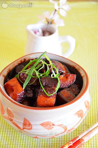 Stewed pork with bamboo shoots in iron pot