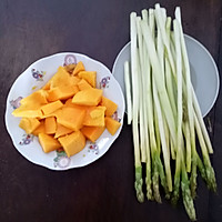 芦笋炒芒果，好吃又开胃的做法图解1