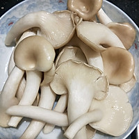 蒜香油炸平菇的做法图解1