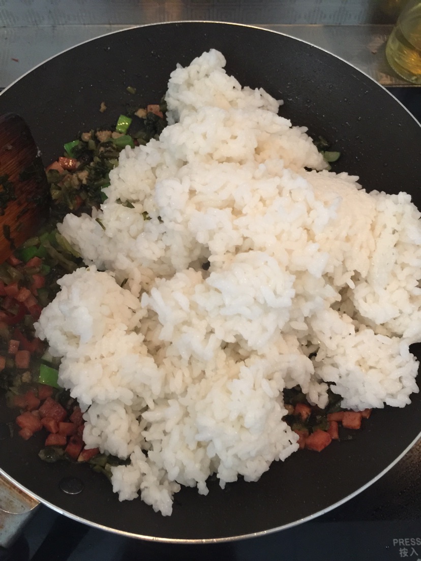 雪里红午餐肉炒饭的做法图解4