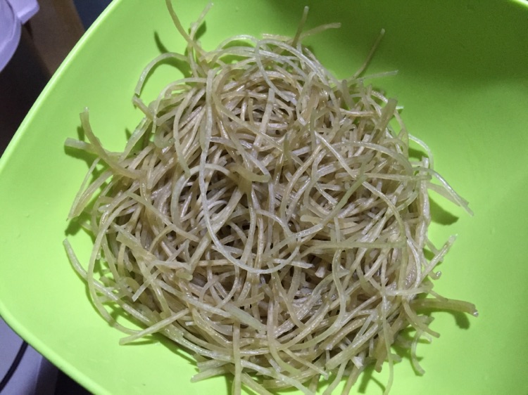 老干妈风味肉末花菜红薯粉的做法图解3