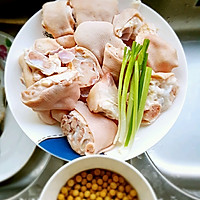 红烧黄豆猪蹄的做法图解1
