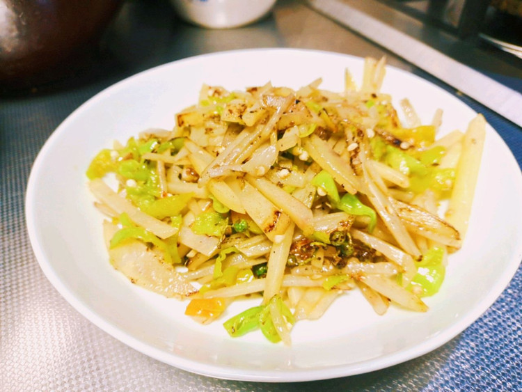 云南菜～双椒洋芋丝的做法