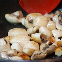 蒜香蘑菇鸡肉粒的做法图解4