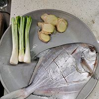 馋哭隔壁小孩的干煎鲳鱼的做法图解1