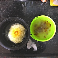 枸杞桃胶雪耳炖椰浆牛奶的做法图解1