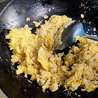 【家常菜】豌豆黄瓜玉米粒蛋炒饭的做法图解4