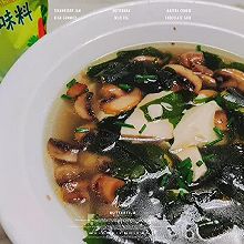 #轻食季怎么吃#蘑菇豆腐裙带菜汤