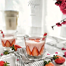 #百变水果花样吃#草莓酸奶奶昔