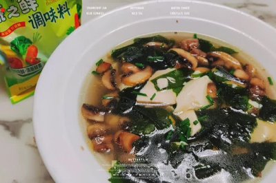 蘑菇豆腐裙带菜汤