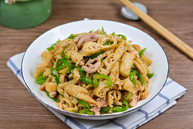 鸡肉辣椒炒油豆腐的做法